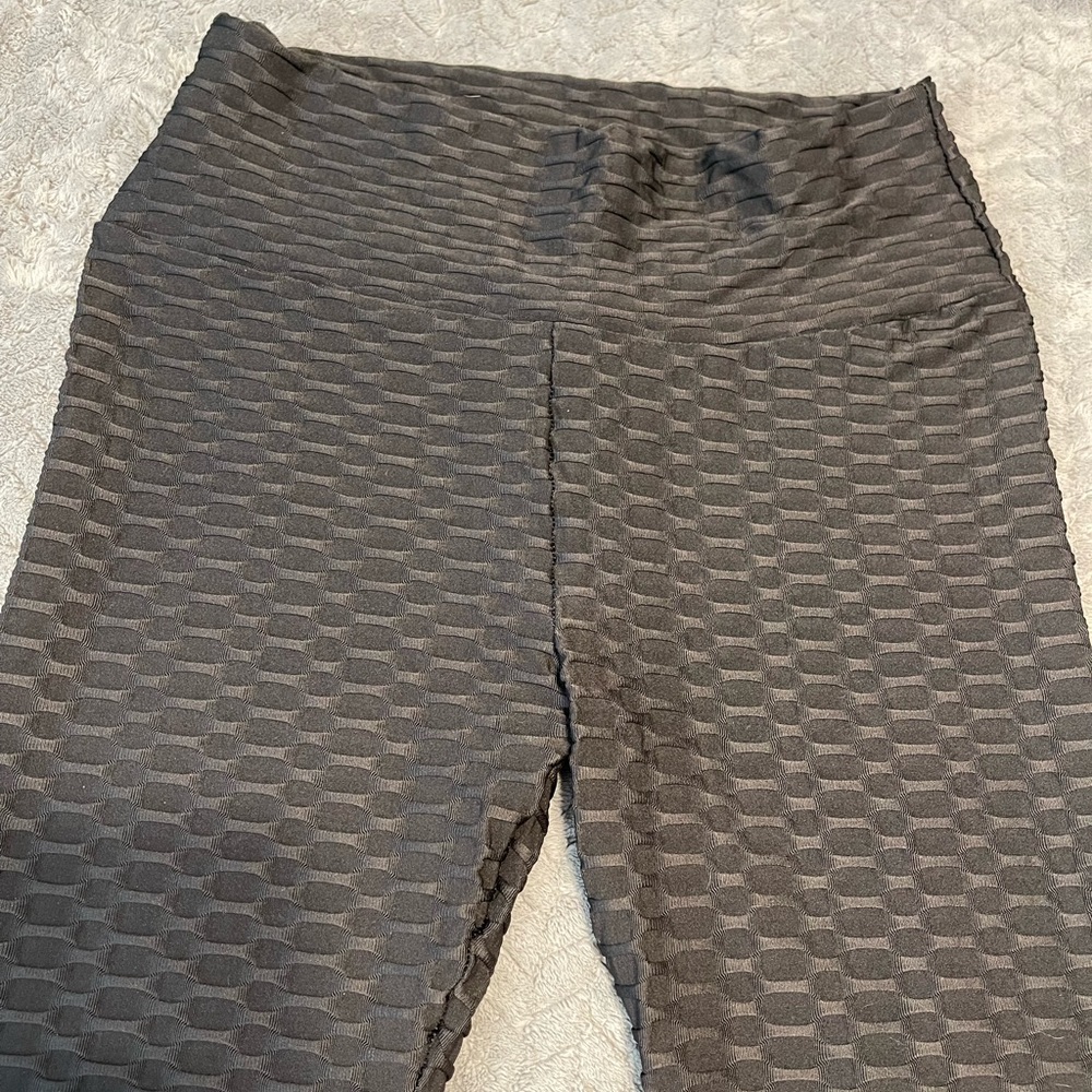 2 FOR $9 Black Waffle Leggings  NWOT. Size XXL
HIP TO HIP 16
TOP TO BOTTOM 39